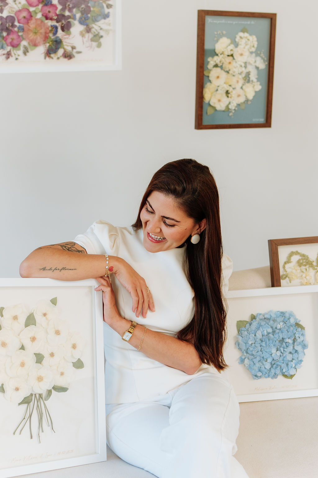 Magda no ateliê, ao lado dos quadros