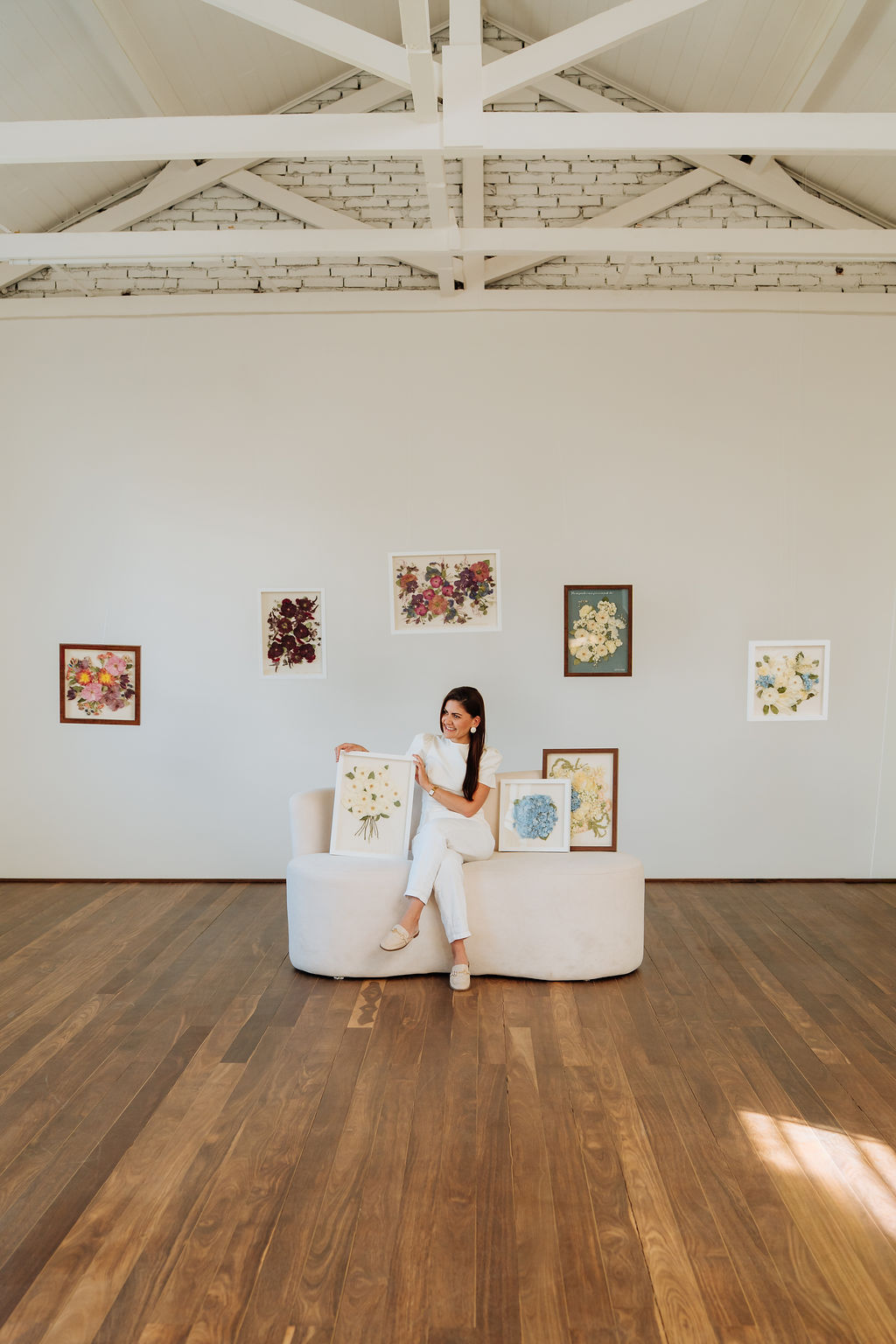 Parede do ateliê com vários quadros afetivos